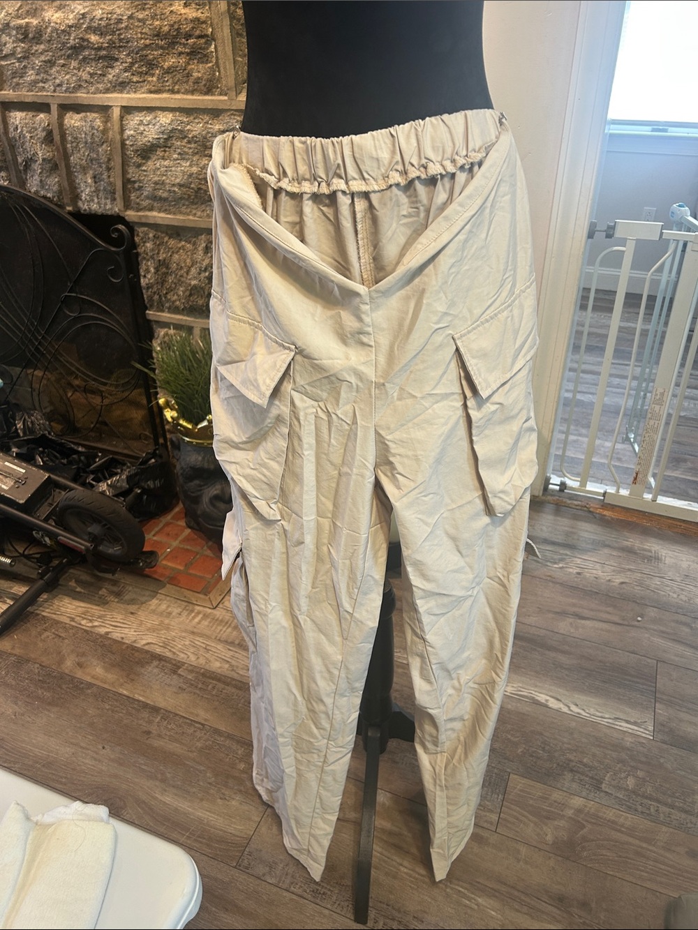 Relaxed Wide-Leg Cargo Pants in Light Beige